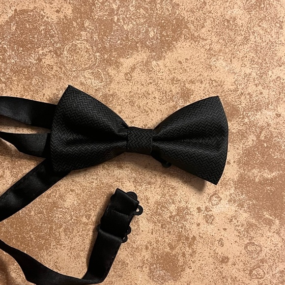 Elegant Black Bow Tie - Picture 1 of 1